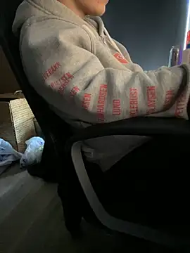 Snapshot of solooboy18 chatting on 09-28-25, 11:48 solooboy18 online show from 09-28-25, 11:48