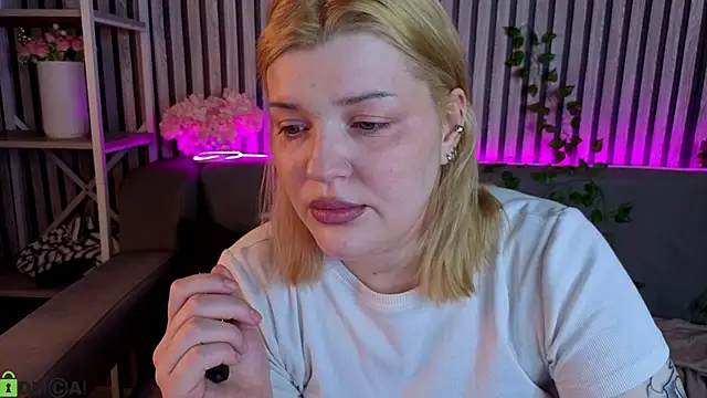 Snapshot of Michele_Greenn chatting on 04-28-26, 02:27 Michele Greenn online show from 04-28-26, 02:27