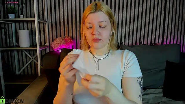 Snapshot of Michele_Greenn chatting on 05-11-26, 01:11 Michele Greenn online show from 05-11-26, 01:11