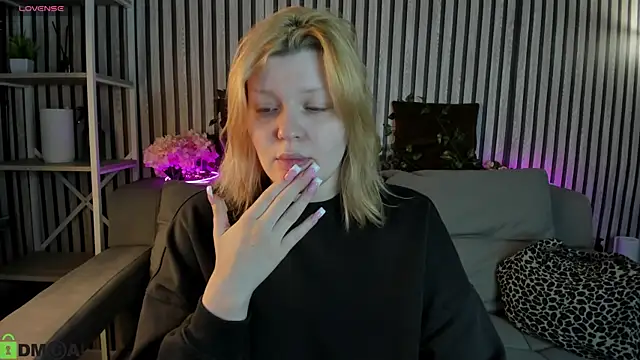 Snapshot of Michele_Greenn chatting on 05-17-26, 01:03 Michele Greenn online show from 05-17-26, 01:03