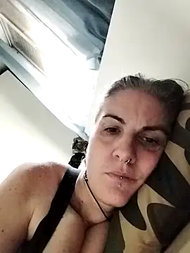 Snapshot of est_82 chatting on 10-21-25, 03:57 est 82 online show from 10-21-25, 03:57