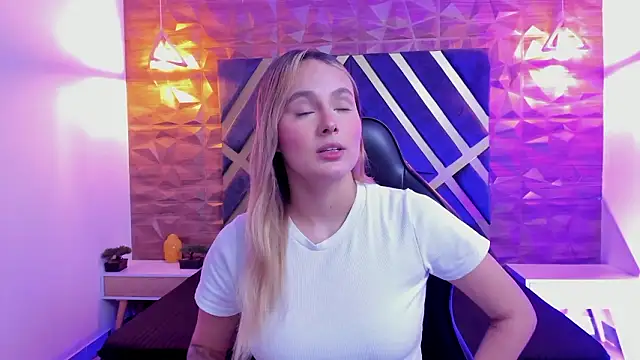 Emmaa white  online show from 02-13-26, 05:20