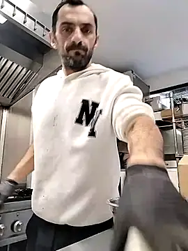 hotmen83 online show from 10-10-25, 06:12