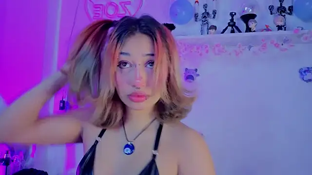 Snapshot of zoelight18 chatting on 12-05-25, 07:32 zoelight18 online show from 12-05-25, 07:32