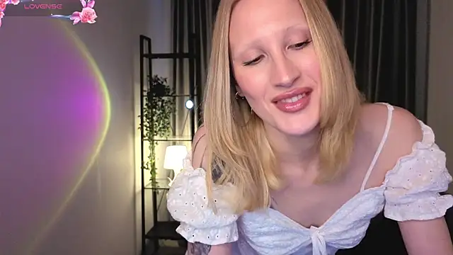 BiancaHelo online show from 10-18-25, 02:40