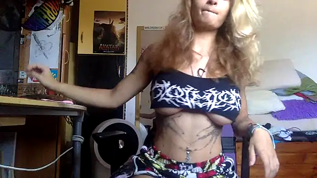 Snapshot of piccolaflo chatting on 07-19-26, 12:42 piccolaflo online show from 07-19-26, 12:42
