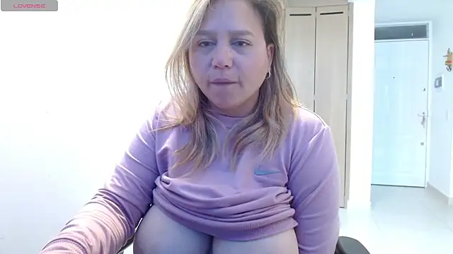 Snapshot of haashkyo chatting on 06-27-26, 03:39 haashkyo online show from 06-27-26, 03:39