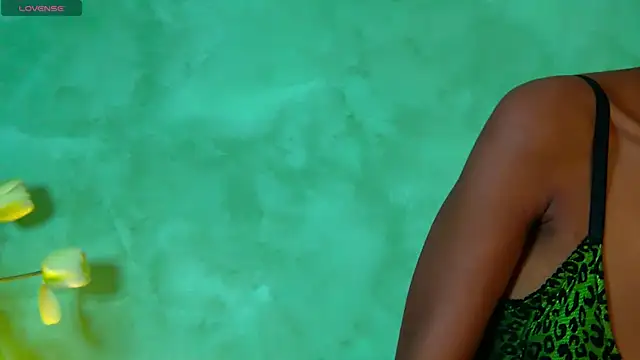 Snapshot of Izzie_Sugar chatting on 10-15-25, 07:03 Izzie Sugar online show from 10-15-25, 07:03