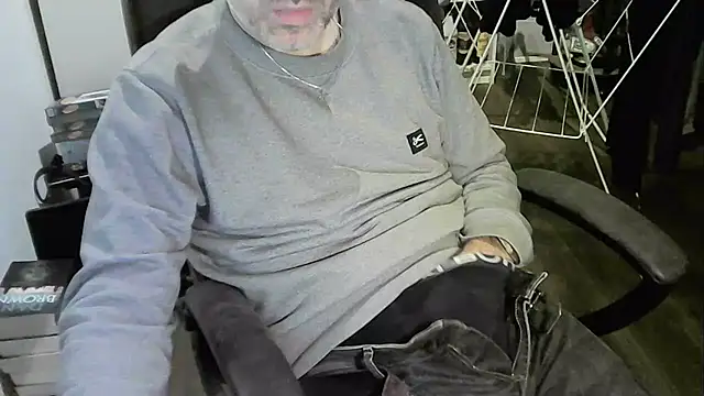 Snapshot of Chrisprngr chatting on 01-12-26, 09:42 Chrisprngr online show from 01-12-26, 09:42