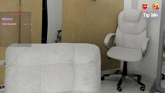 Snapshot of hellen_tease chatting on 11-12-25, 02:01 hellen tease online show from 11-12-25, 02:01