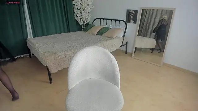 Snapshot of LiliaMoons chatting on 11-19-25, 11:32 LiliaMoons online show from 11-19-25, 11:32