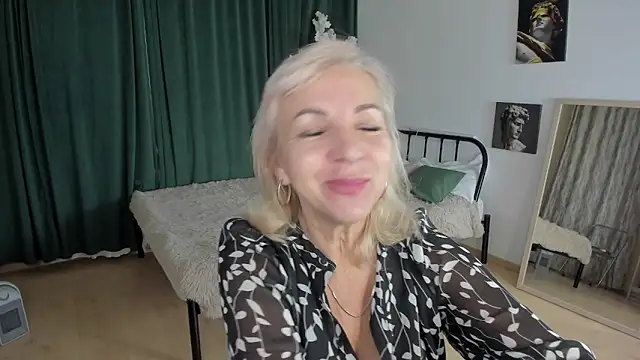 Snapshot of LiliaMoons chatting on 11-30-25, 09:02 LiliaMoons online show from 11-30-25, 09:02