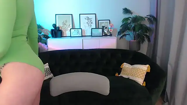 Snapshot of Natalee_Love chatting on 09-09-25, 12:43 Natalee Love online show from 09-09-25, 12:43