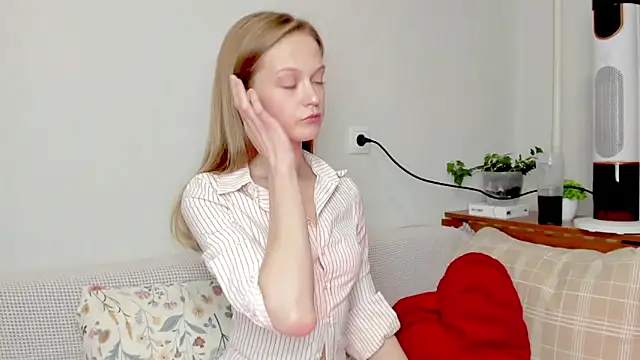 Kara smalltits online show from 05-13-26, 12:46