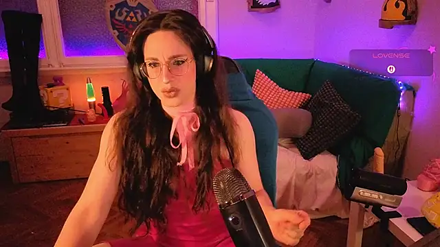 Snapshot of Zesty_Peach chatting on 06-12-26, 03:38 Zesty Peach online show from 06-12-26, 03:38
