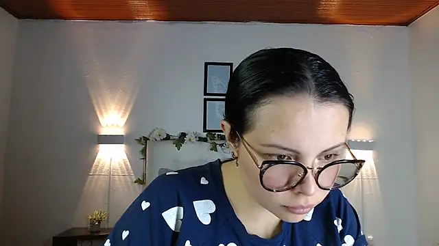 Snapshot of Megan_05_ chatting on 09-22-25, 06:54 Megan 05 online show from 09-22-25, 06:54