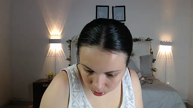 Snapshot of Megan_05_ chatting on 09-24-25, 06:00 Megan 05 online show from 09-24-25, 06:00