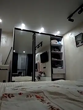 KissMiSveet online show from 12-17-25, 04:57