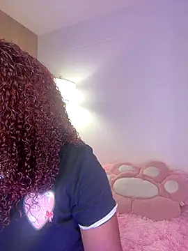 Snapshot of _Zahara_ chatting on 10-18-25, 10:43 Zahara online show from 10-18-25, 10:43