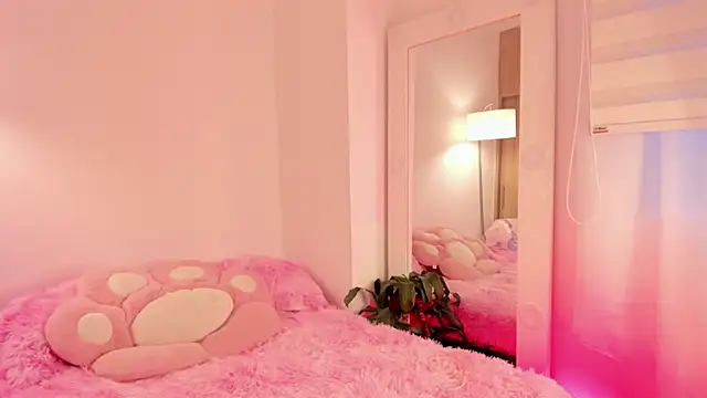 Snapshot of _Zahara_ chatting on 10-23-25, 10:30 Zahara online show from 10-23-25, 10:30