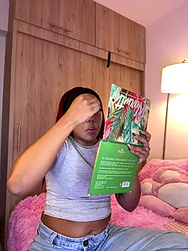 Snapshot of _Zahara_ chatting on 12-22-25, 11:02 Zahara online show from 12-22-25, 11:02