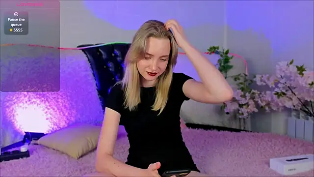 EllaBloom online show from 10-22-25, 04:07