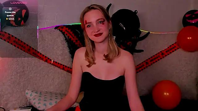 EllaBloom online show from 10-31-25, 04:08