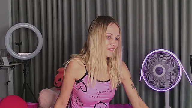 Snapshot of goddess_kate__ chatting on 10-28-25, 08:40 goddess kate   online show from 10-28-25, 08:40