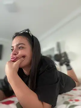 JuanitaMore01 online show from 12-22-25, 07:55