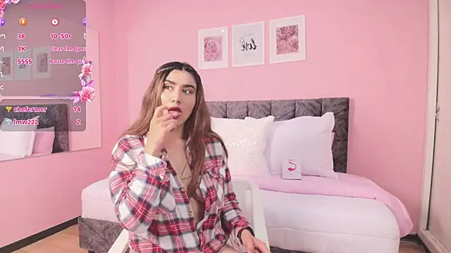 Snapshot of maddie_beauty chatting on 10-18-25, 11:44 maddie beauty online show from 10-18-25, 11:44