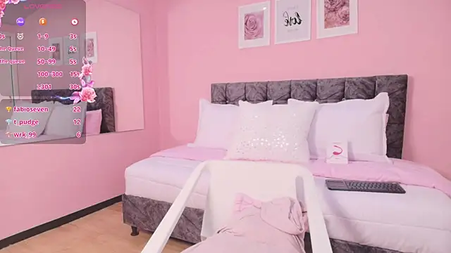 Snapshot of maddie_beauty chatting on 10-18-25, 11:49 maddie beauty online show from 10-18-25, 11:49