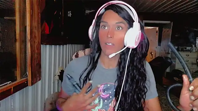 Snapshot of HTXBBY3130 chatting on 10-10-25, 02:21 HTXBBY3130 online show from 10-10-25, 02:21