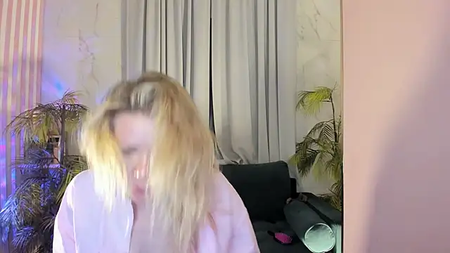 Julia Giulia online show from 04-23-26, 01:35