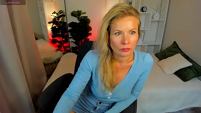 Julia Giulia online show from 06-18-26, 06:56