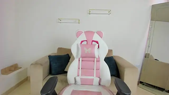 april smiith online show from 12-18-25, 12:22