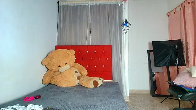 naomi campbel  online show from 09-23-25, 08:34