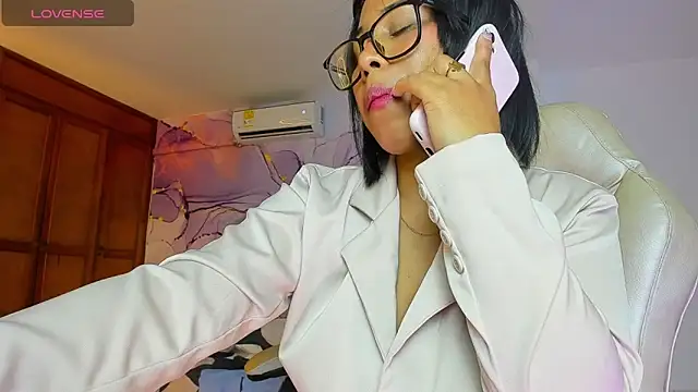 Elowen Clark online show from 10-18-25, 08:20