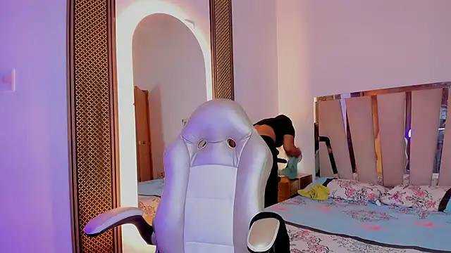 Elowen Clark online show from 11-25-25, 07:25