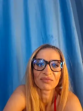 Snapshot of aellabeyonce chatting on 10-25-25, 11:40 aellabeyonce online show from 10-25-25, 11:40