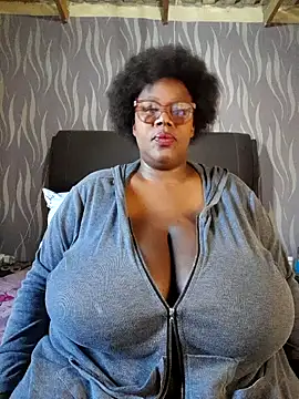 Snapshot of BoobsQueen46K chatting on 06-11-26, 01:53 BoobsQueen46K online show from 06-11-26, 01:53