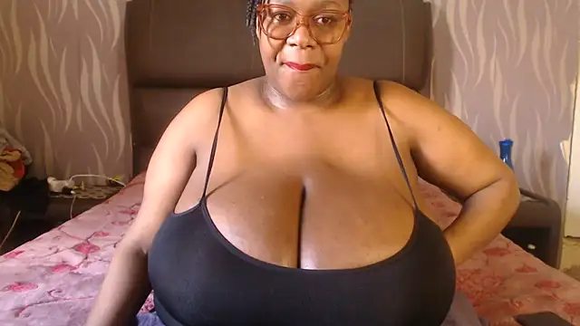 Snapshot of BoobsQueen46K chatting on 06-30-26, 10:05 BoobsQueen46K online show from 06-30-26, 10:05