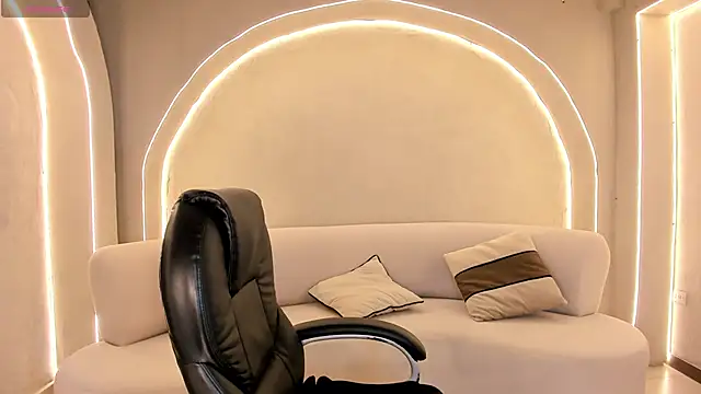 MiaLaurence online show from 04-14-26, 07:53