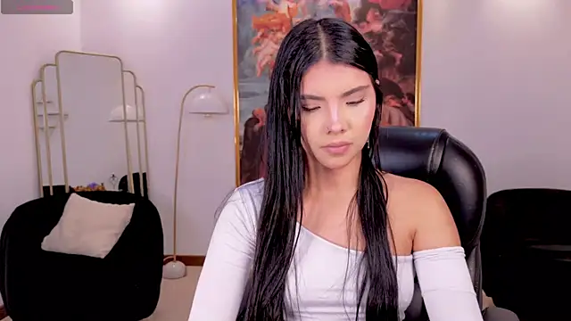 Snapshot of MiaLaurence chatting on 05-19-26, 06:58 MiaLaurence online show from 05-19-26, 06:58