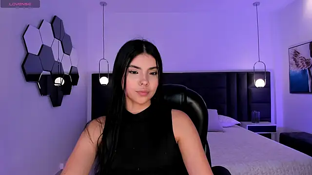 Snapshot of MiaLaurence chatting on 05-30-26, 07:00 MiaLaurence online show from 05-30-26, 07:00