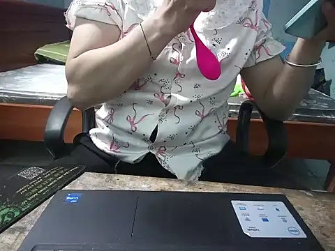 Snapshot of Xue_weng chatting on 05-08-26, 12:32 Xue weng online show from 05-08-26, 12:32
