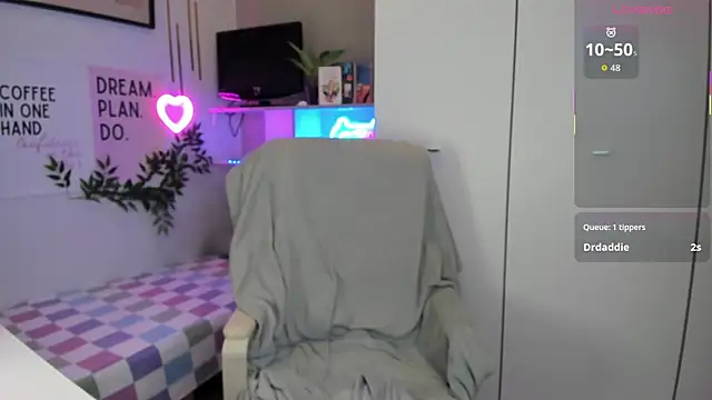 LiaWoow online show from 11-14-25, 07:40