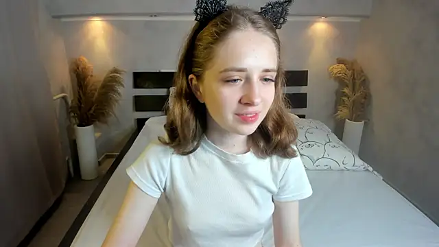 Snapshot of Camilla_Kelly chatting on 10-10-25, 01:15 Camilla Kelly online show from 10-10-25, 01:15