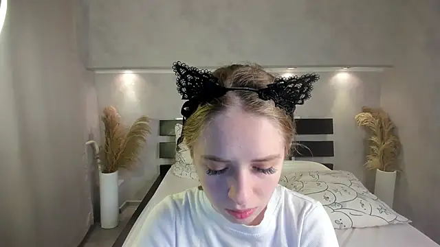 Snapshot of Camilla_Kelly chatting on 10-11-25, 01:05 Camilla Kelly online show from 10-11-25, 01:05