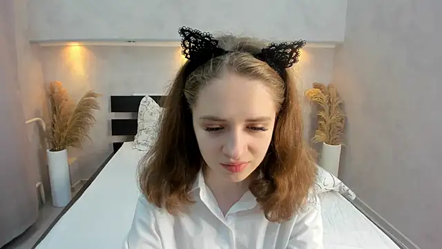 Snapshot of Camilla_Kelly chatting on 10-12-25, 01:15 Camilla Kelly online show from 10-12-25, 01:15