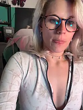 Snapshot of TheRealJessyLey chatting on 05-12-26, 05:54 TheRealJessyLey online show from 05-12-26, 05:54